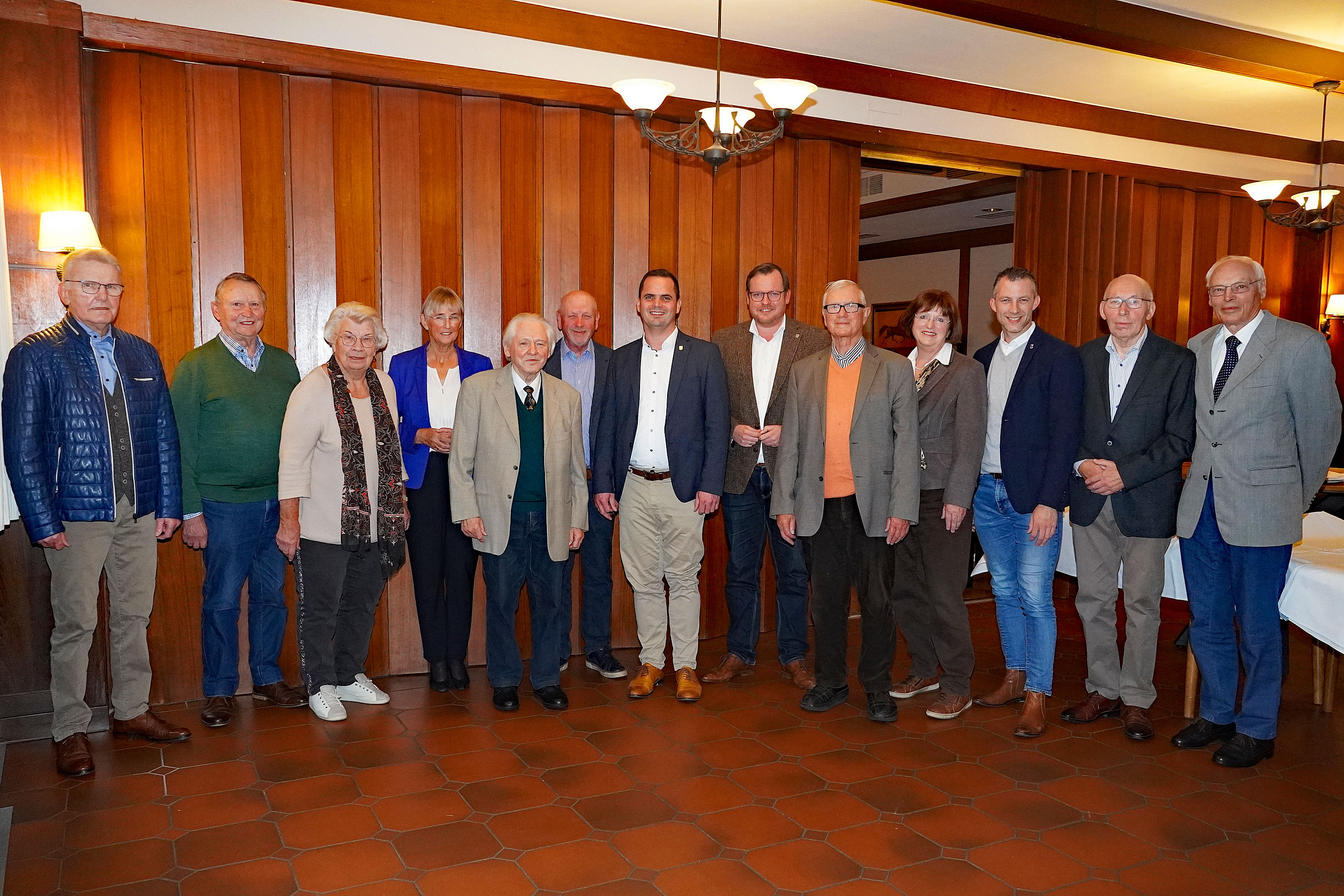 v. l. Otto Rauert, Franz Benediek, Ingelore Meistermann, Heidi Exner, Helmut Backhaus, Josef Müller, Bgm. Christian Kater, Philip Wilming, Günter Meyer, Christa Lamping, André Hüttemeyer, Gottfried Grieshop, Hans Hoymann