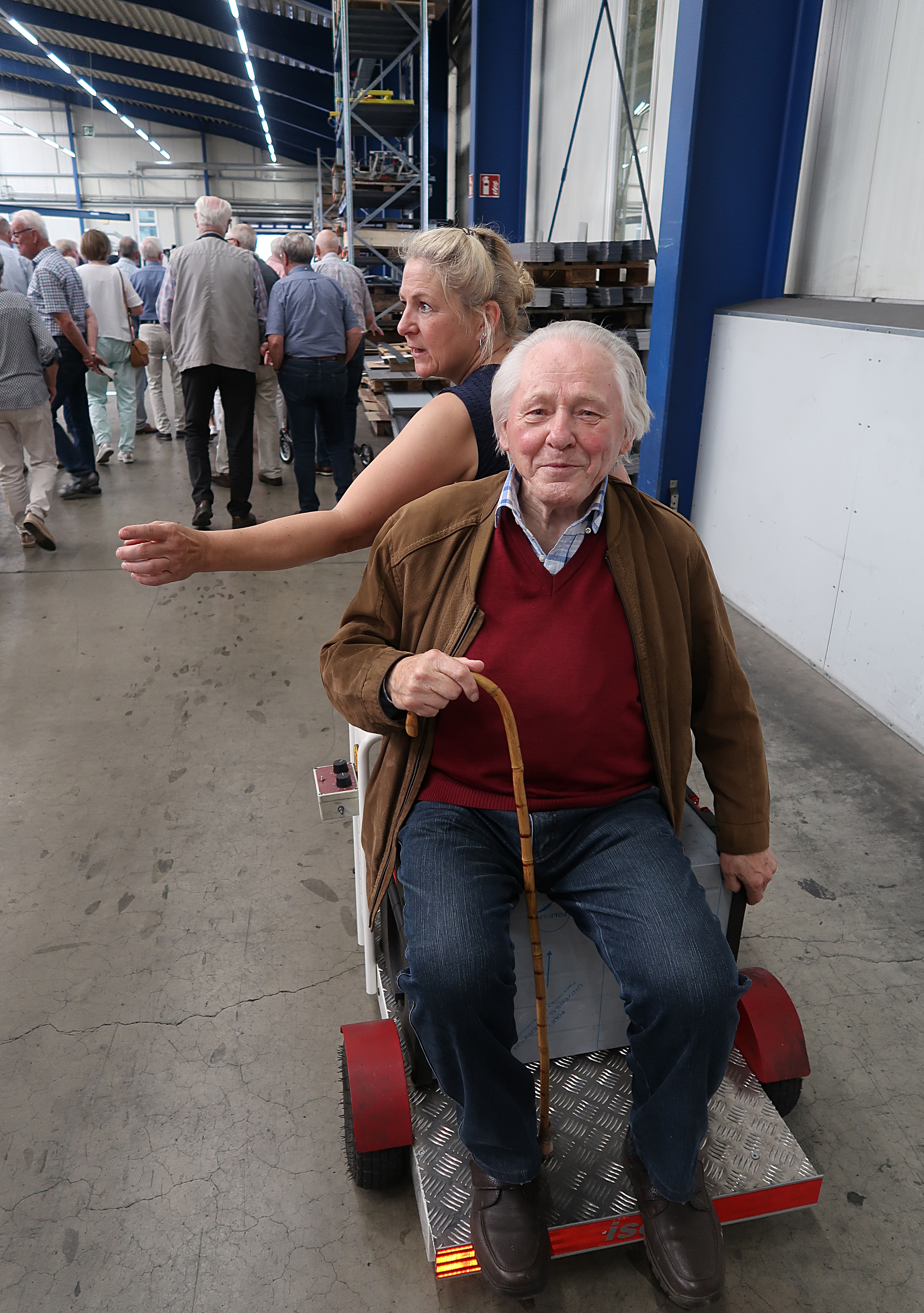 Der Ehrenvorsitzende der SU Vechta, Helmut Backhaus, erhielt eine
Sonderbehandlung und wurde von der Assistentin der Geschäftsführung
durch die Hallen gefahren.
