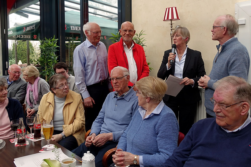 hinten v. links: Hans Hoymann, Heinz Bröer, Heidi Exner, Christian Behnen für seinen Vater Joseph Behnen.