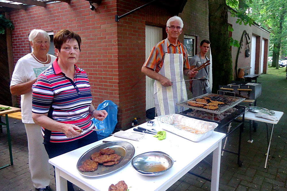 8. Grillmeister August Mittelbeck mit Helfern:  vorne Elisabeth Middelbeck, hinten: der Enkel von Manfred Ostendorf