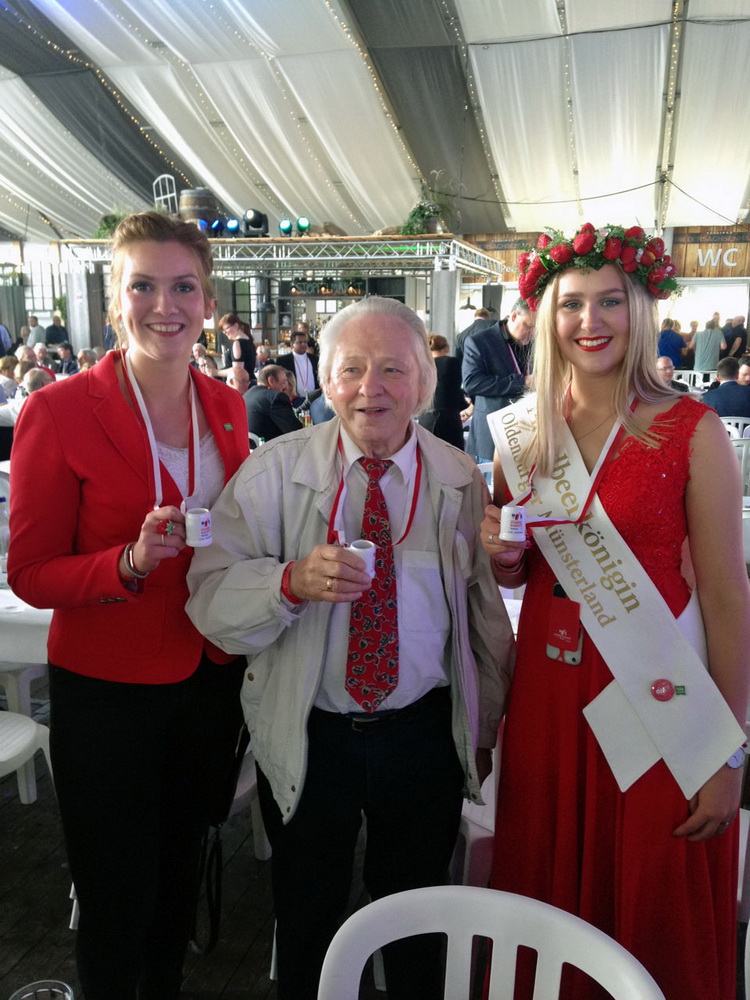 Foto mit den Erdbeerköniginnen (neu und alt) auf dem Stoppelmarkt