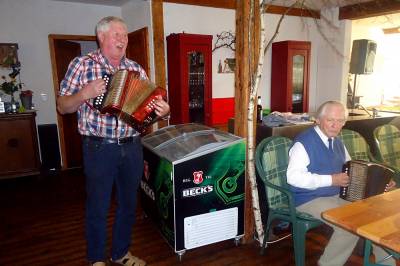 Der Vorsitzende, Helmut Backhaus, bekommt Verstrkung durch Ratsmitglied Joachim Zumbrgel, so dass der Gesang der 83 Seniorinnen und Senioren umso krftiger wird.