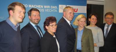 Der neue geschäftsführende CDU-Kreisvorstand v. links: Philipp Albrecht; Jochen Steinkamp; Anne Ellmann; Kreisvorsitzender Dirk Lübbe; Simone Göhner; Sarah Behrens; und Heinrich Wolking; Foto: Klaus Esslinger Der neue geschäftsführende CDU-Kreisvorstand v. links: Philipp Albrecht; Jochen Steinkamp; Anne Ellmann; Kreisvorsitzender Dirk Lübbe; Simone Göhner; Sarah Behrens; und Heinrich Wolking; Foto: Klaus Esslinger