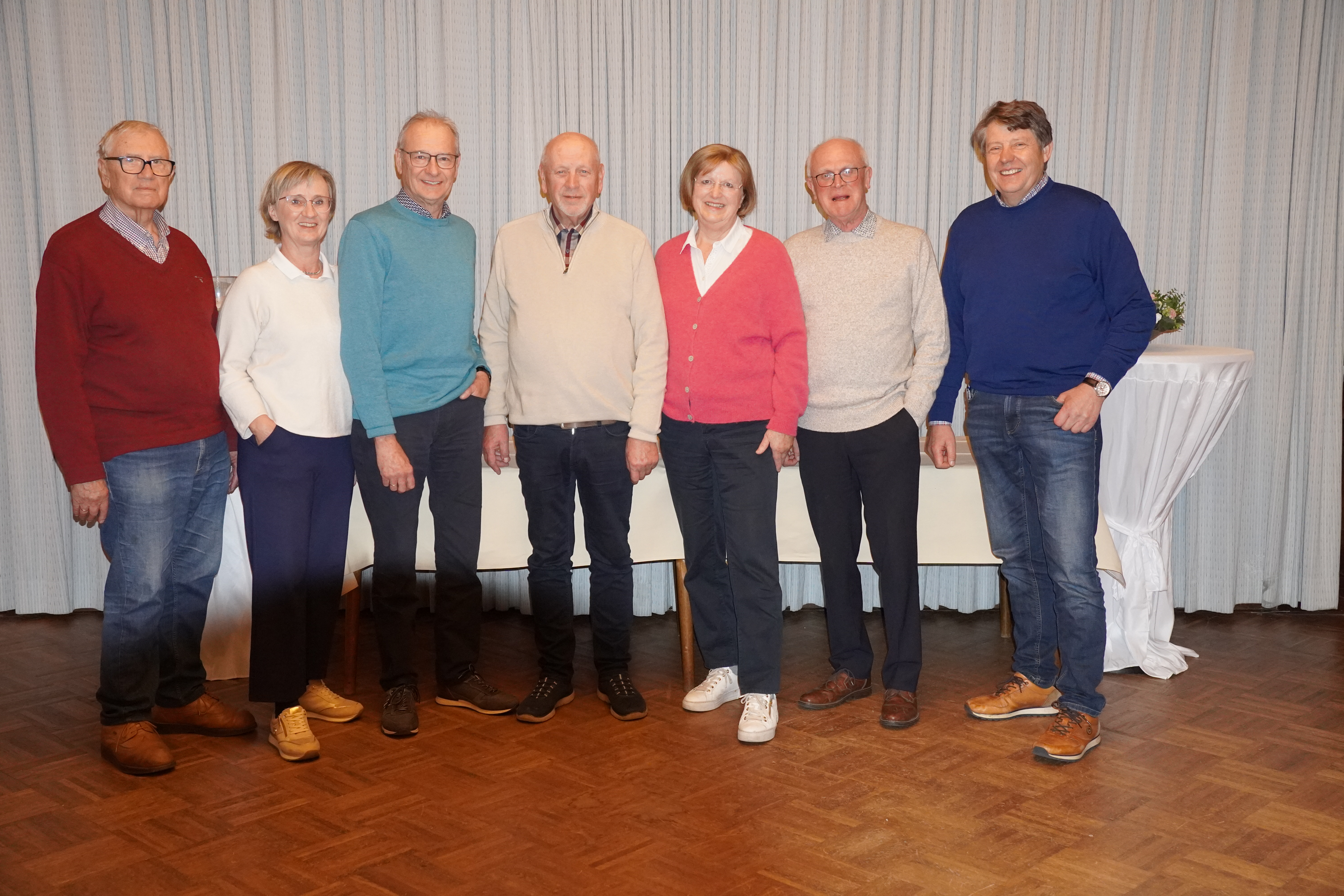 Der neue Vorstand. v.l.n.r: Stellvertr. Vorsitzender G�nter Meyer, Beisitzerin Helga Gellhaus, Beisitzer Franz Kr�ger, Vorsitzender Josef M�ller, Schriftf�hrerin Christa Lamping, Schatzmeister Bernd Taske, Beisitzer Josef D�dtmann